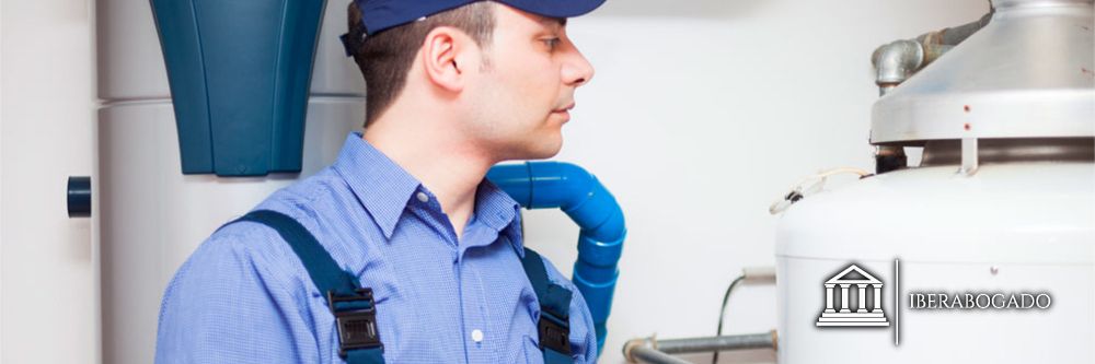 Personal que revisa el Gas Caldera